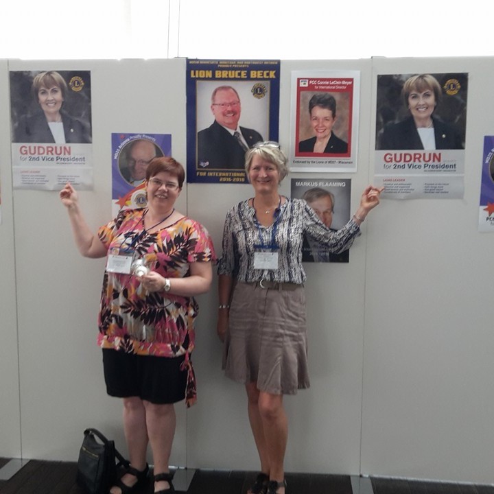 Hafdís Friðriksdóttir og Astrid Sørli Fjeldtvedt að störfum í kynningarteyminu.