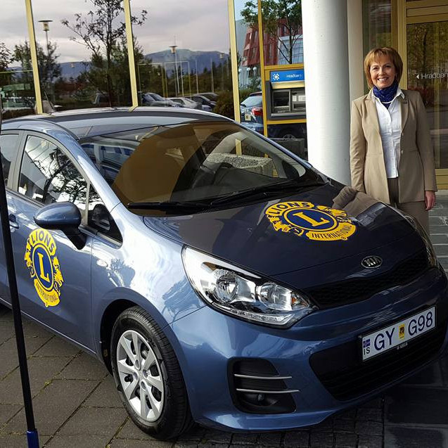 Guðrún Björt Yngvadóttir við aldarafmælisbíllinn