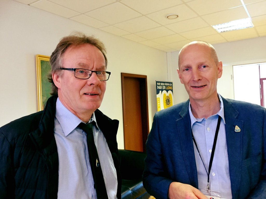 Frá afhendingu augnbotnavéla 20. júní 2019. Einar Bjarnason, Lkl. Grindavíkur og fulltrúi í Rauðu fjaðrarnefndinni 2019 og Rafn Benediktsson, yfirlæknir Innkirtladeildar Landspítala.