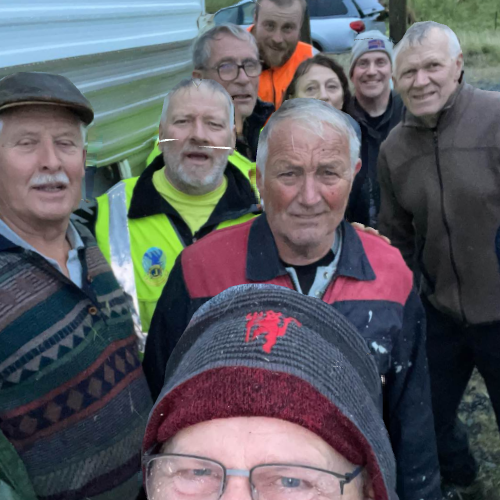 Nokkrir garpar frá Dynki komu saman og snyrtu til í kirkjugarðinum við Stóra Núp.