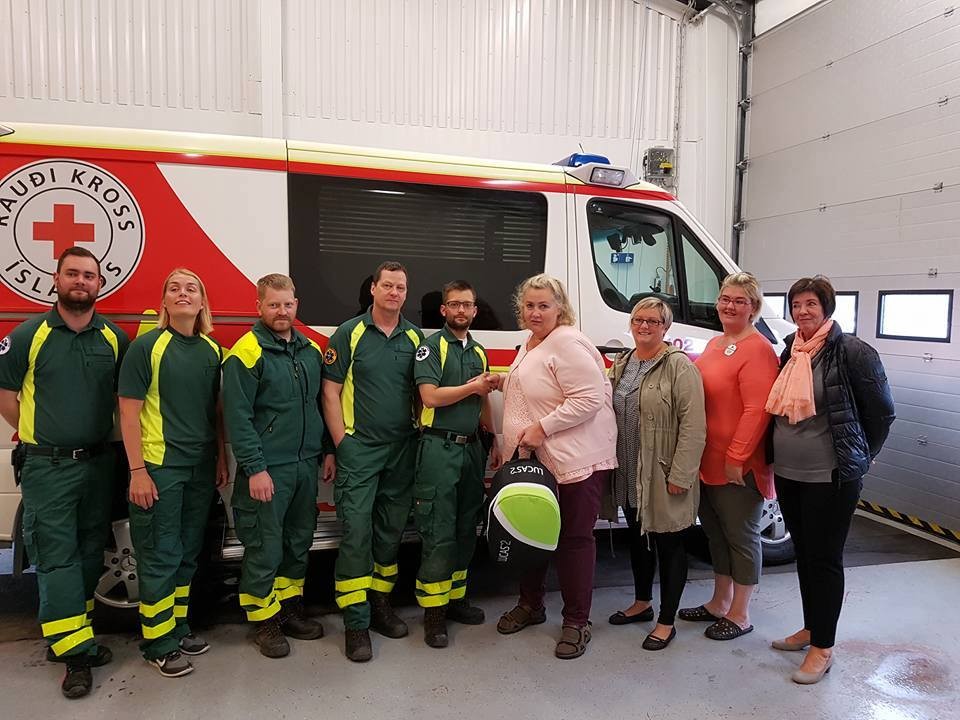 Á myndinni sjást starfandi sjúkraflutningamenn og fulltrúar Lkl. Sunnu