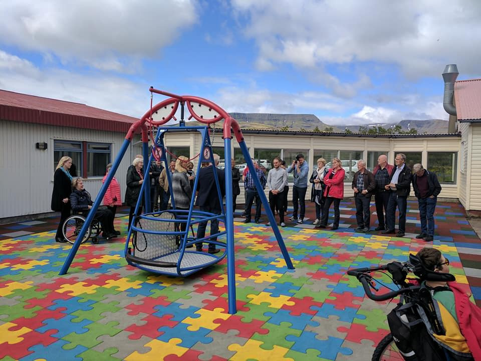 Lionsklúbbarnir í Mosfellsbæ gefa hjólastólarólu