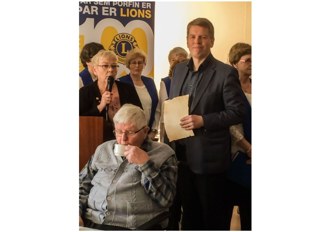 Ína Jónasdóttir afhendir Guðmundi Jóhannssyni forstjóra stólana.