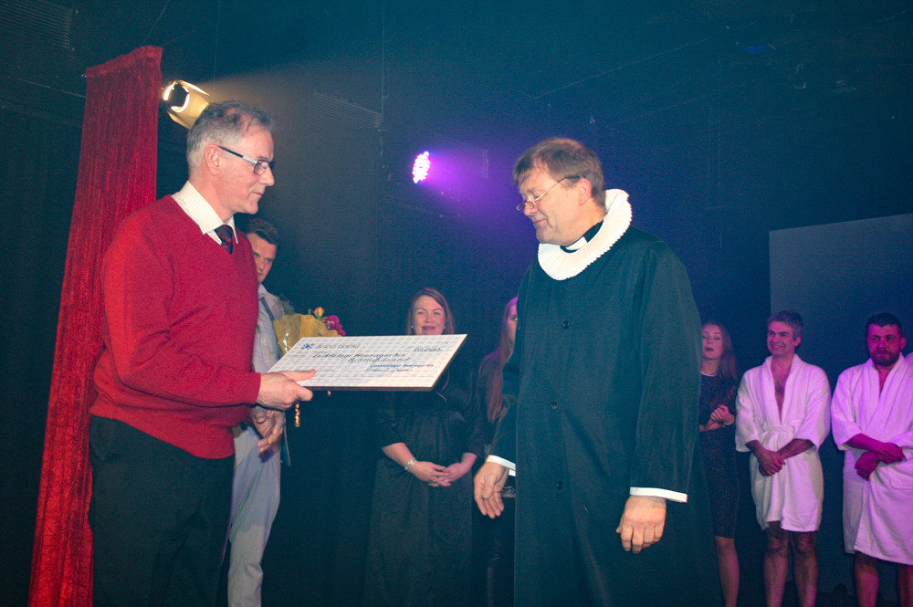 Daði Ingimundarson afhenti Hirti Benidiktssyni styrkinn.