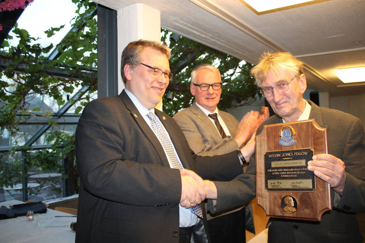 Gylfi Haraldsson afburðafélagi í Lionsklúbbnum Geysir til rúmlega þrjátíu ára sæmdur Melvin Jones vi…