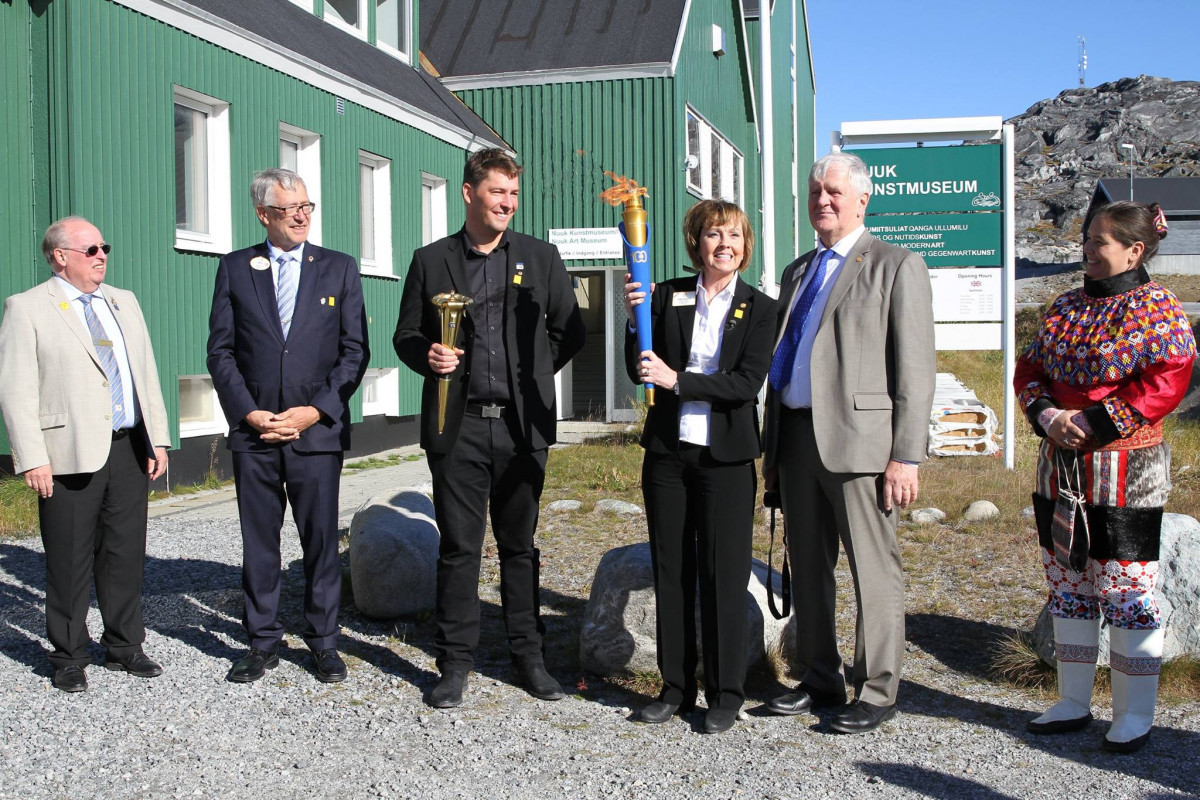 Guðrún Björt Yngvadóttir afhendir Lionskyndilinn.