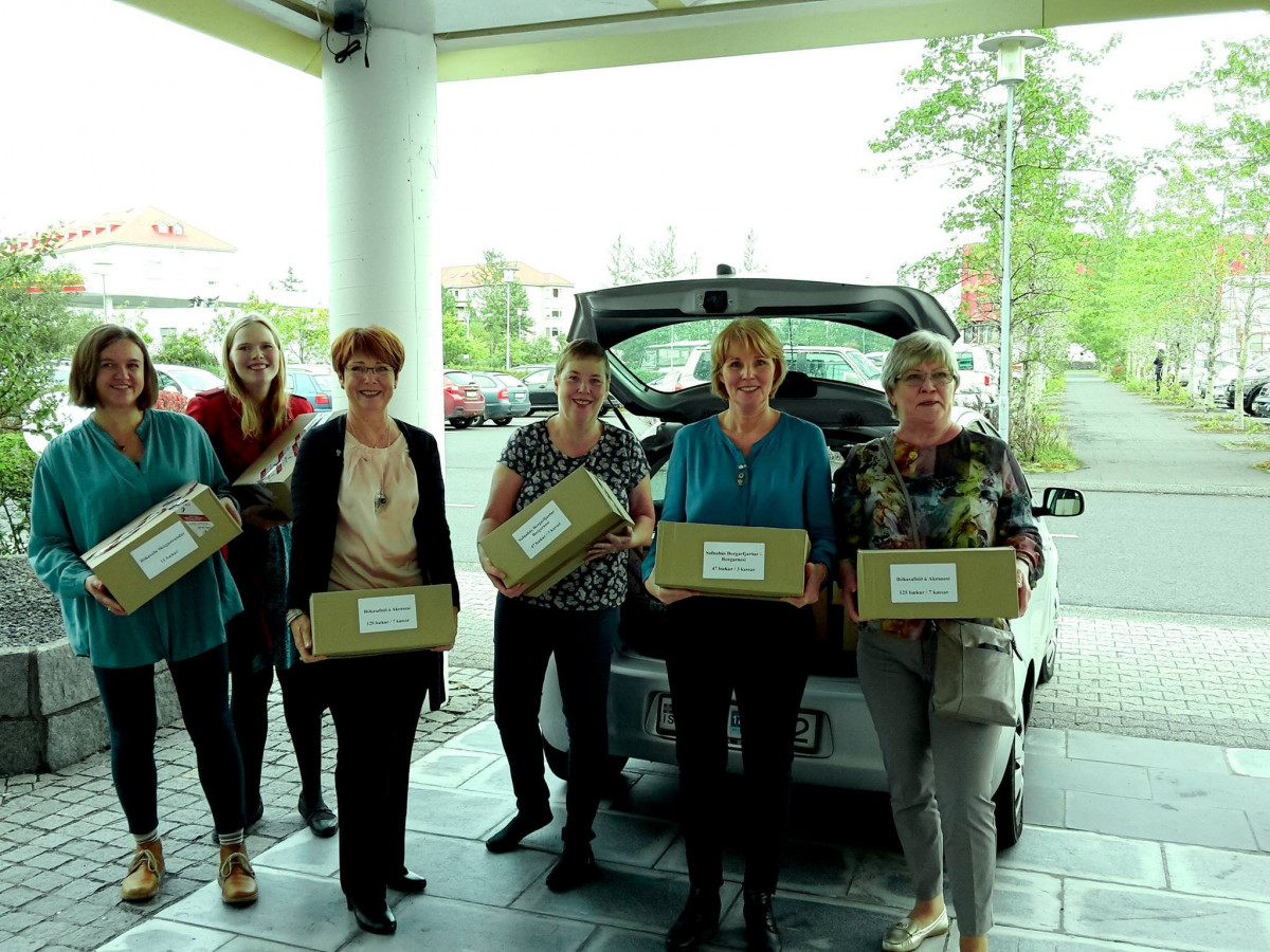 Lestrarátaksteymi Lions ásamt IBBÝ konum koma sendingu af bókinni 