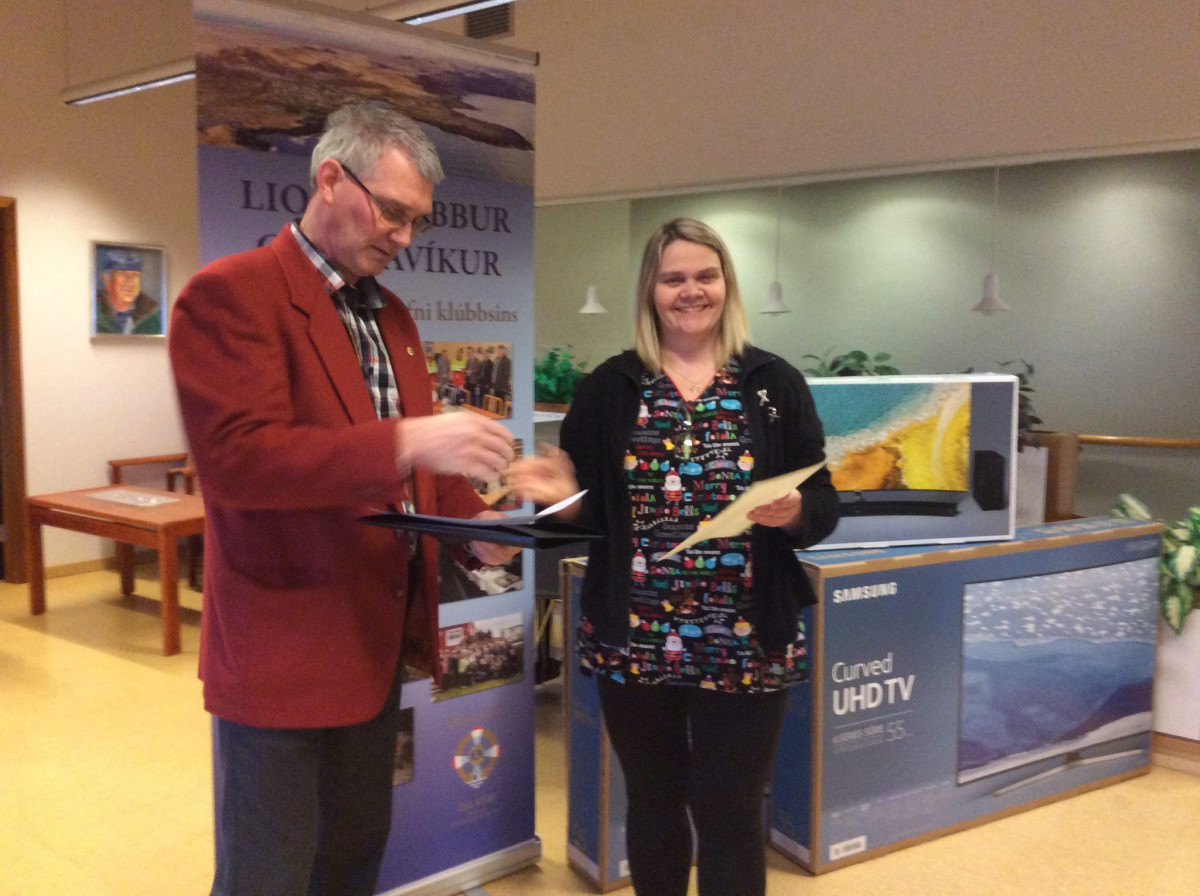 Reynir Gunnarsson form. Lionsklúbbs Grindavíkur og Ingibjörg Þórðardóttir hjúkrunarforstjóri.