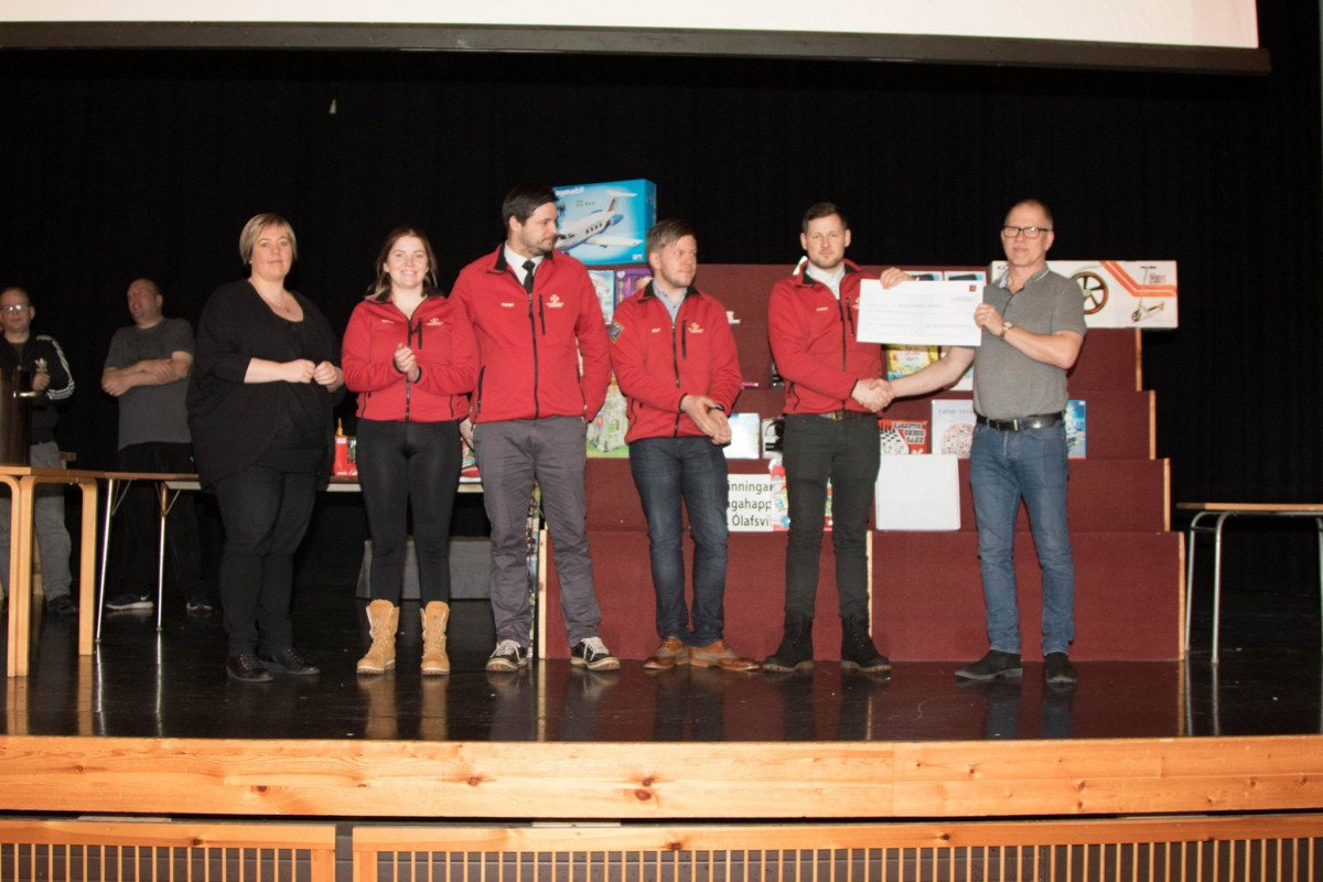 Björn Hilmarsson Lkl. Ólafsvíkur afhendir Halldóri Sigurjónssyni formanni Bjsv.Lífsbjargar einnar mi…