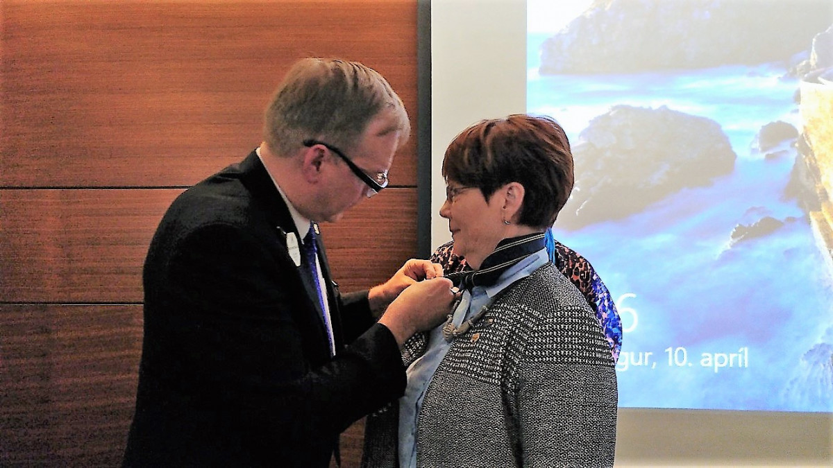 Fjölumdæmisstjóri Árni B. Hjaltason afhendir Hrund Hjaltadóttur viðurkenninguna.