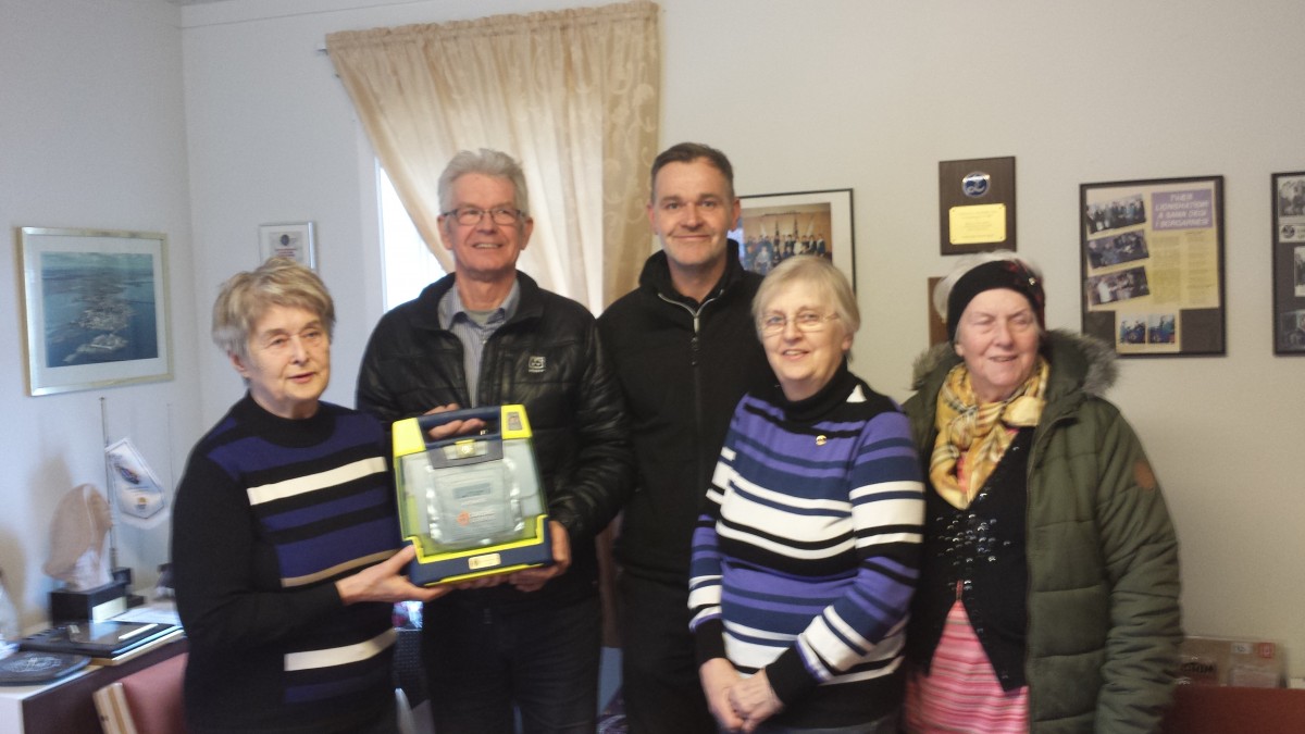 Lionsklúbburinn Agla, Borgarnesi afhendir tveimur félögum hjartastuðtæki að gjöf.