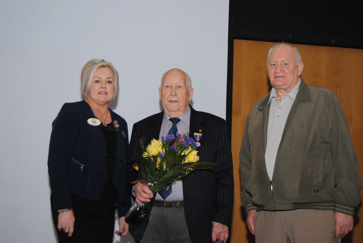 Björg Bára Halldórsdóttir, Umdæmisstjóri 109B, Guðmundur Ingimundarson og Björn Jóhannsson, varaform…