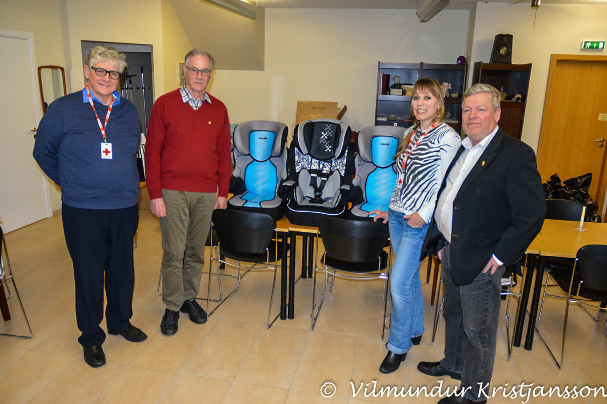 Mynd: f.v.t.h:

Helgi Kristmundsson formaður Hveragerðisdeildar Rauða Krossins, Daði Ingimundarson…