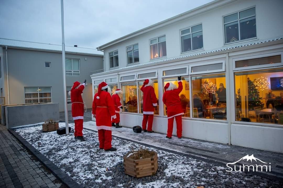 Lionsklúbbur Stykkishólms á Þorláksmessu. Þessir sveinar kunna svo sannarlega að gleðja.