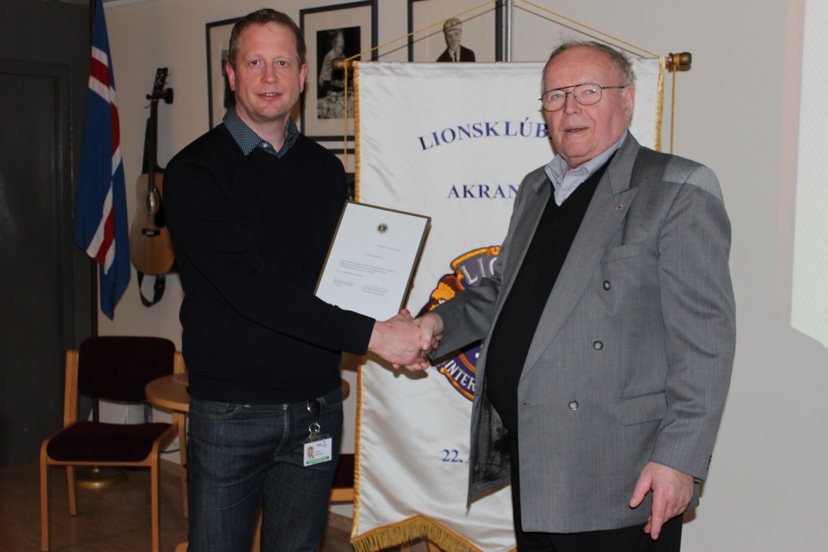 Lionsklúbbur Akraness færir Höfða SimplyGo ferðasúrefnissíu