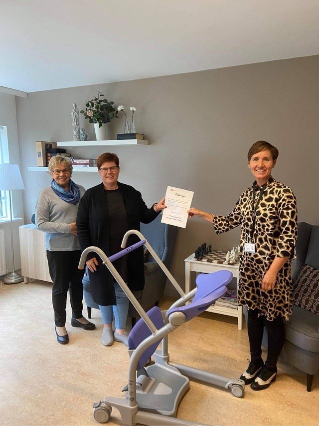 Lionsklúbburinn Æsa Njarðvík færir íbúum Hrafnistu Hlévangs, hjálpartæki að gjöf.