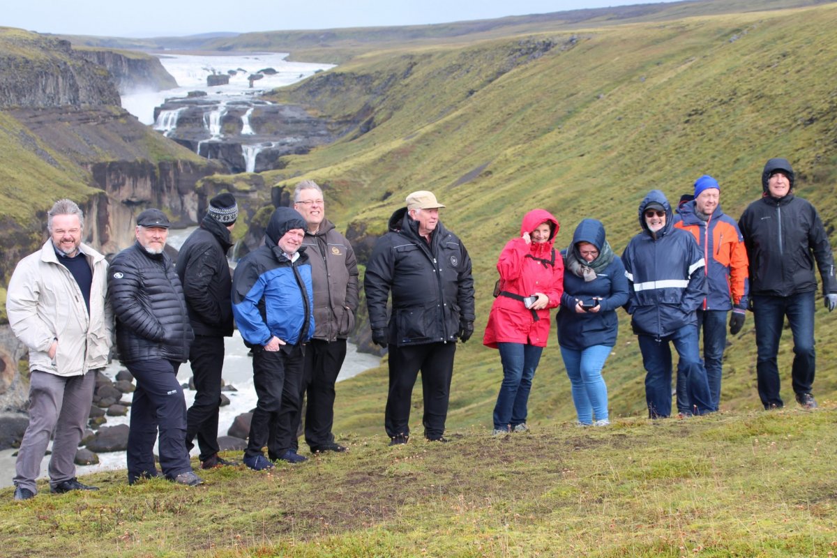 Formenn, svæðisstjóri, vara umdæmisstjór og félagateymið við fossinn Dynk í Þjórsá.