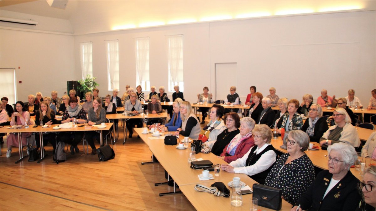 Fjölmennur hópur kvenna mætti í Samkomuhúsið Sandgerði