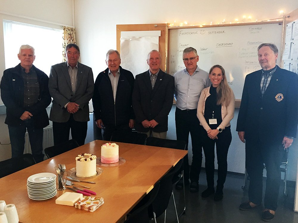 Á myndinni eru fulltrúar Lionsklúbbsins og stjórnendur heilsugæslustöðvarinnar: Ásmundur Jónasson, s…