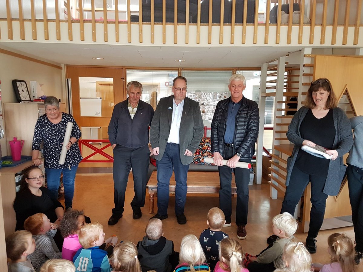 Lionskallar í Lionsklúbbi Akraness afhenda pakkan frá Menntamálastofnun í Leikskólanum Garðaseli