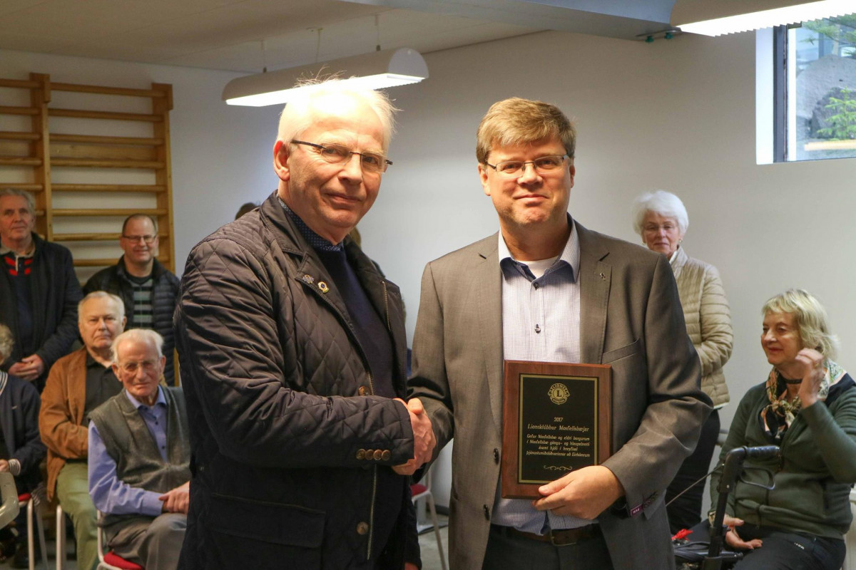 Haraldur Sverrisson bæjarstjóri og Bragi Ragnarsson formaður Lkl. Mosfellsbæjar