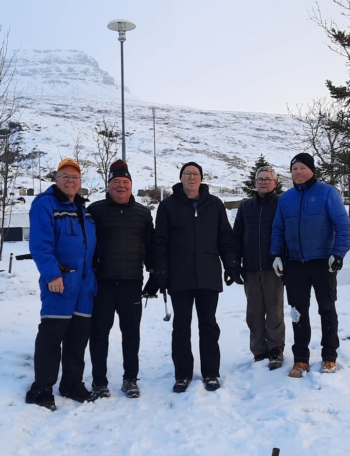 Félagar í Lionsklúbbi Eskifjarðar mættu til að setja upp leiðisljós.