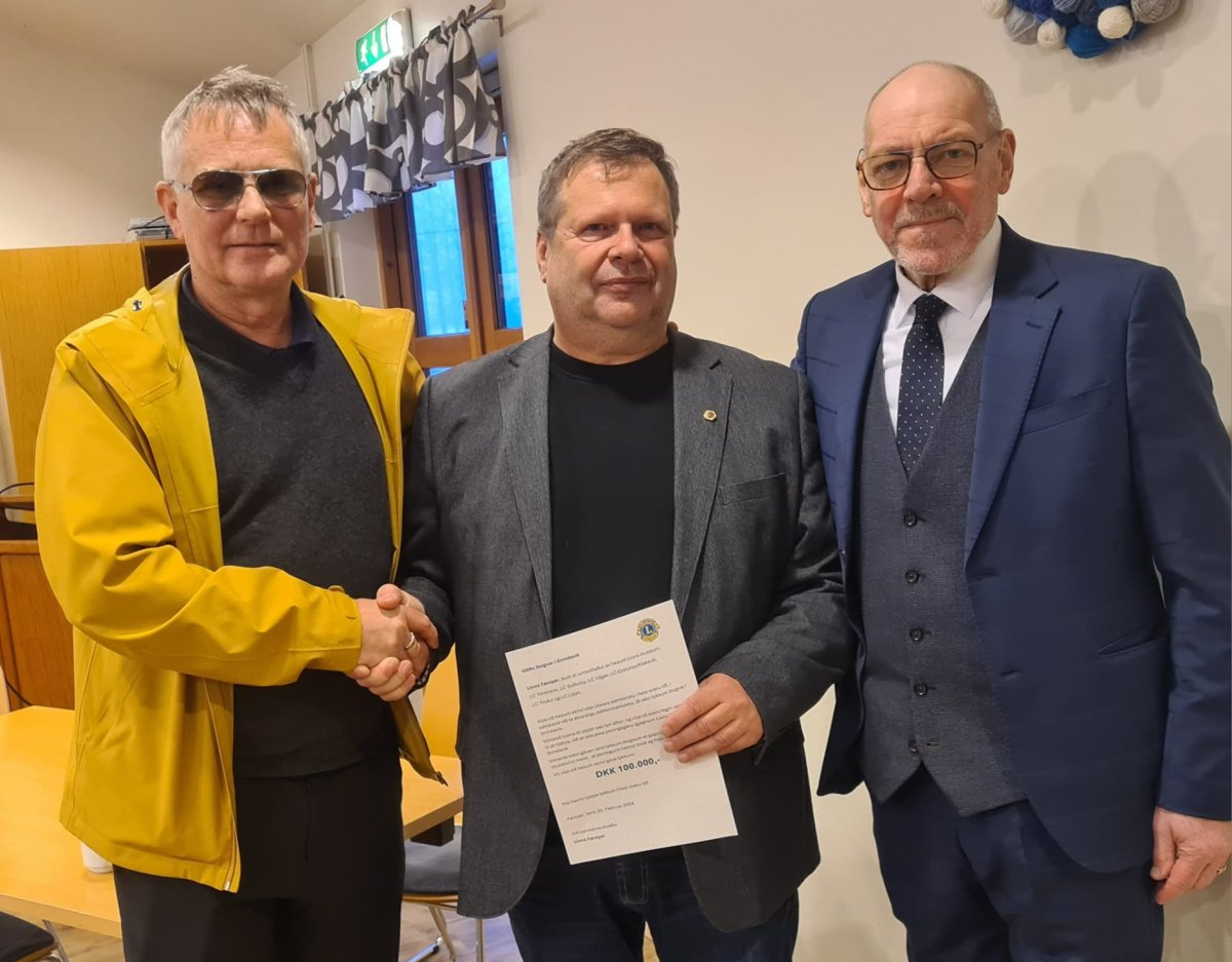 Stefán Stefánsson, Hörður Jónsson formaður Lkl.Grindavíkur og Ásmundur Friðriksson