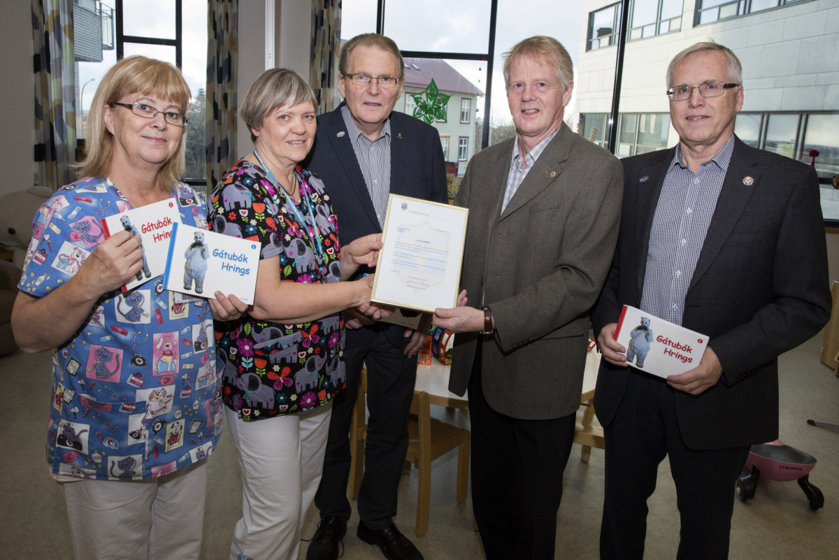 Við afhendingu lita- og gátubókanna
