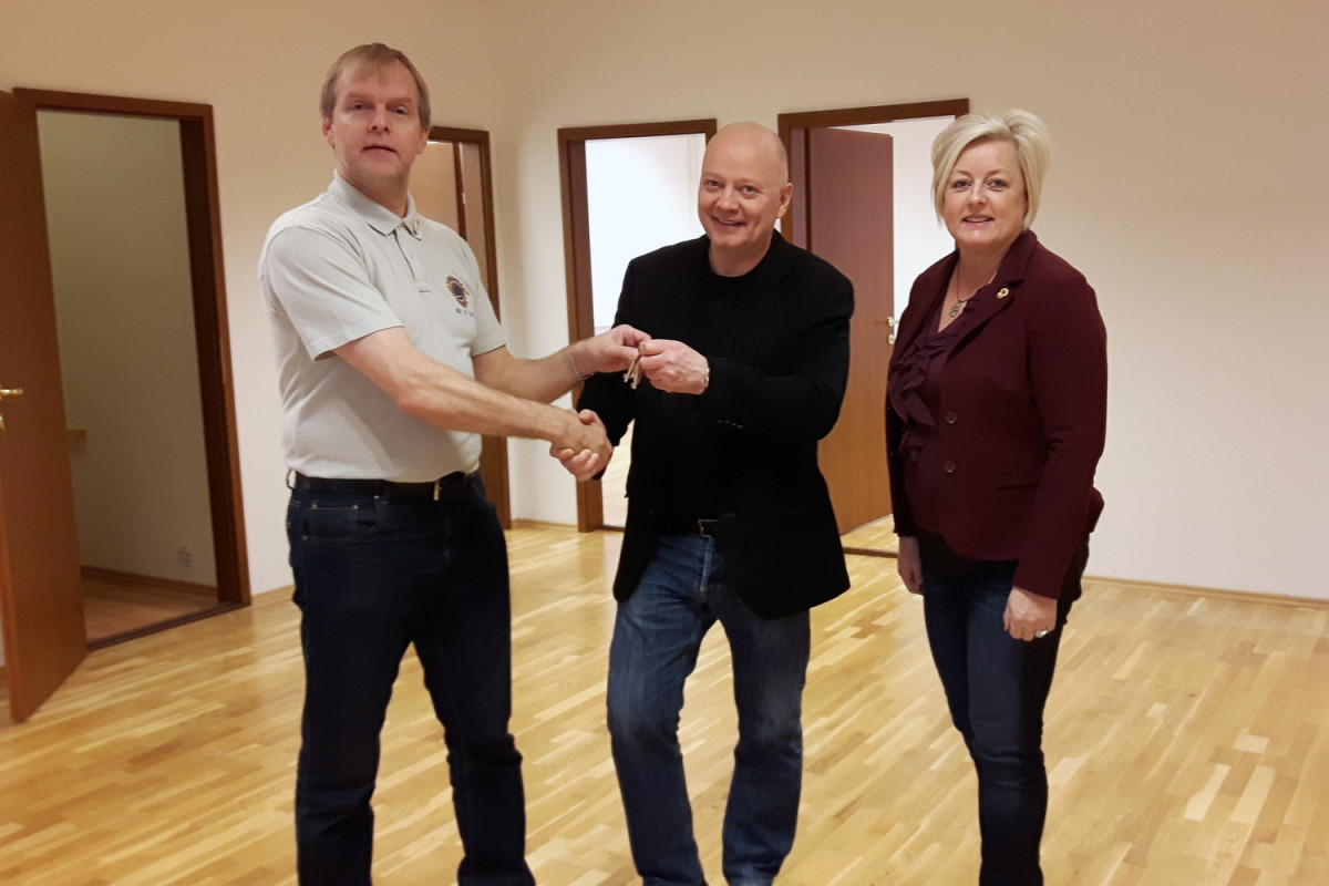Í dag tók fjölumdæmisstjóri Árni B. Hjaltason við lyklavöldum að nýju Lionsheimili af Sigurbirni í S…