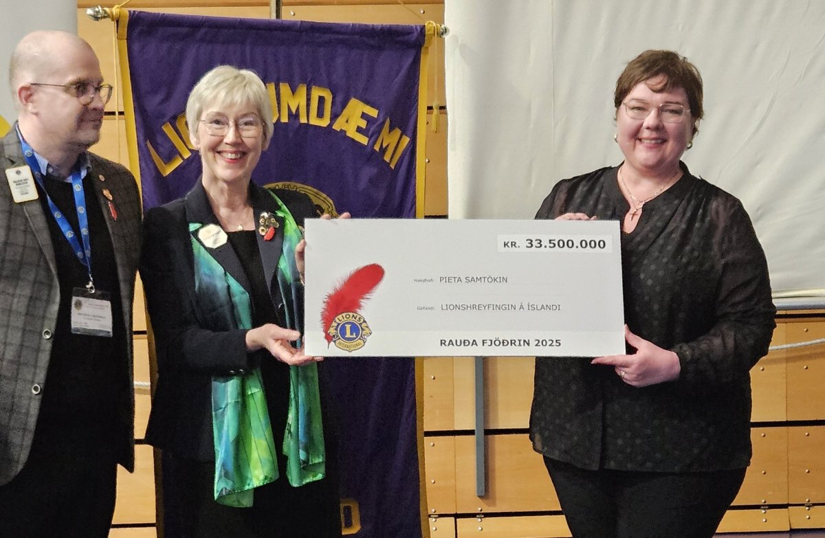 Lions afhenti Píeta samtökunum afrakstur sölu Rauðu fjaðrarinnar