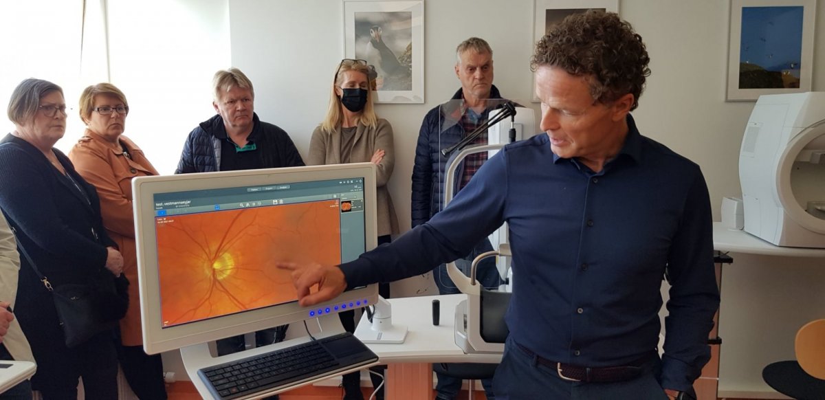 Ólafur Már Björnsson augnlæknir sýnir mynd úr augnbotnamyndavélinni.