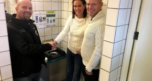 Á myndinni afhenda þeir Sigurður Ágústsson og Illugi Jens Jónasson Sigrúnu Ólafsdóttur íþrótta- og æ…