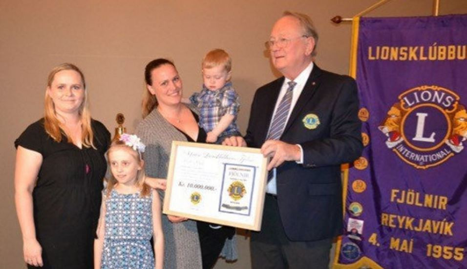 Þórir Jenssen formaður Lionsklúbbsins Fjölnis afhendir Elínu Eiríksdóttur formanni Neistans gjöfina.