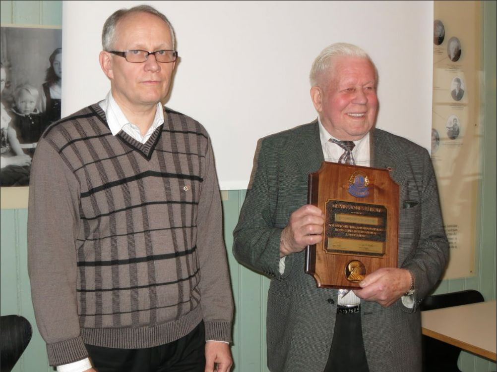 Félagar í Lkl. Bolungarvíkur veita Melvin Jones viðurkenningu